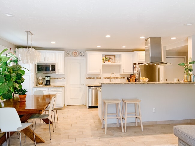 Building Photo - 9761 Roe Dr.