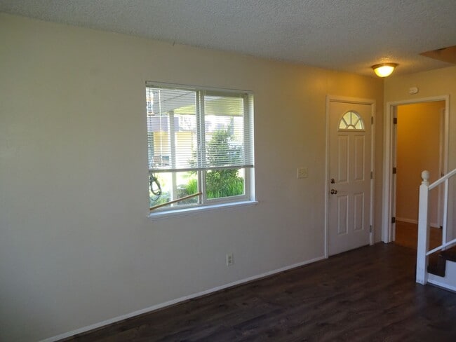 Photo - 3 Bed/ 1.5 Bath Townhouse Near Gateway Are...