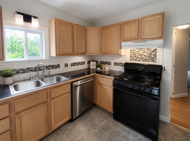 Photo - 186 N Elm St Unit 2