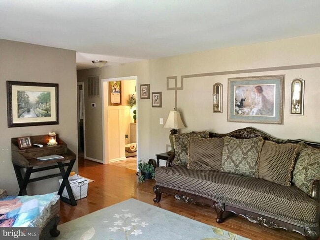 Photo - 8 Plumosa Dr