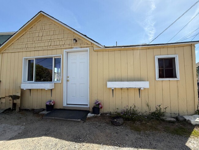 Building Photo - Now renting 1 Bedroom Home
