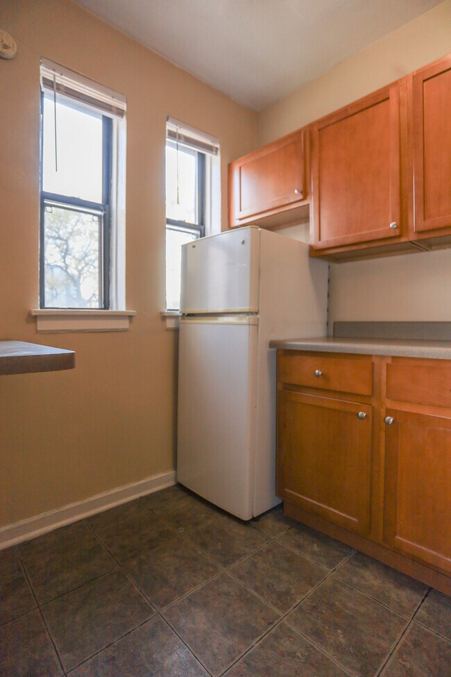5210 S Woodlawn Ave Unit 302