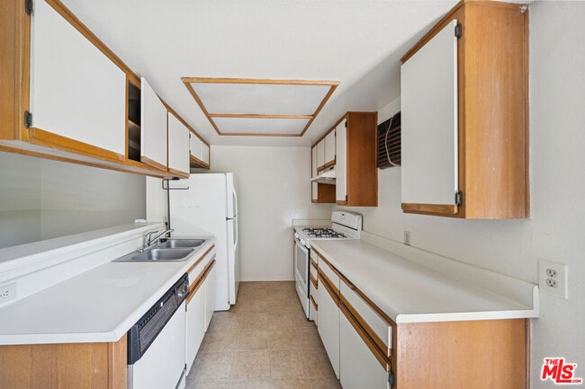 Photo - 1519 N Martel Ave Unidad 211