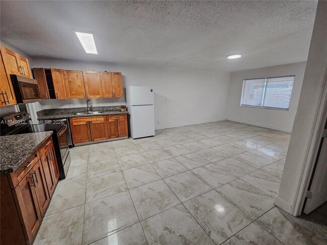 Building Photo - 5615 NW 27th Ct Unit 5615