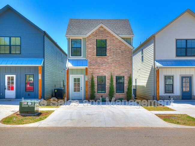 Building Photo - 612 W 2nd St