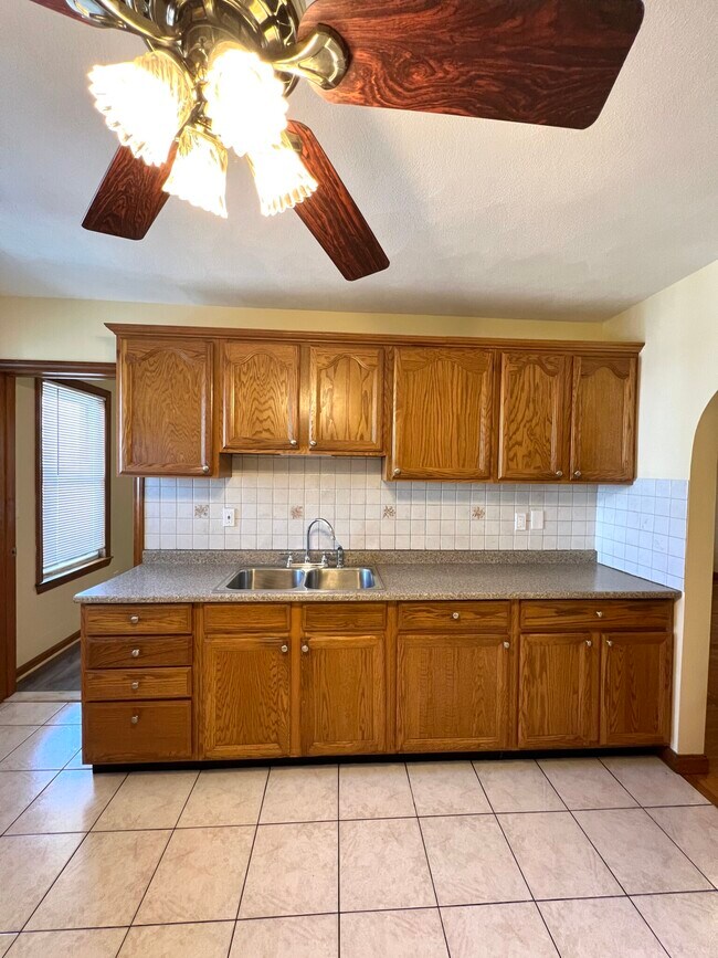 Building Photo - 223 Holland St Unit 3