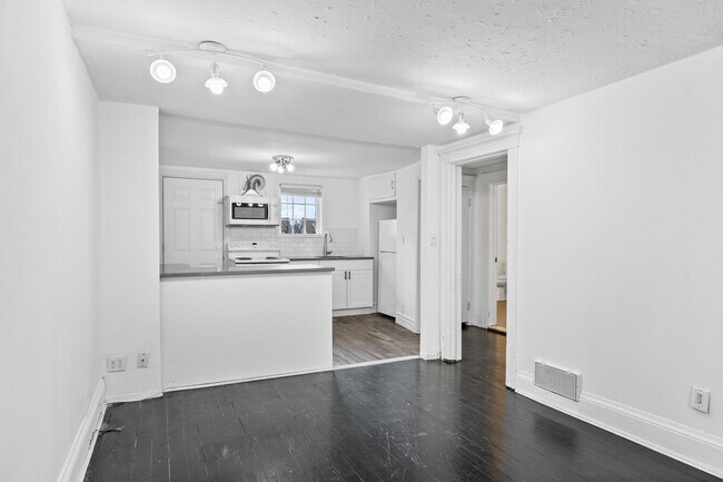 Photo - 835 Moy Ave