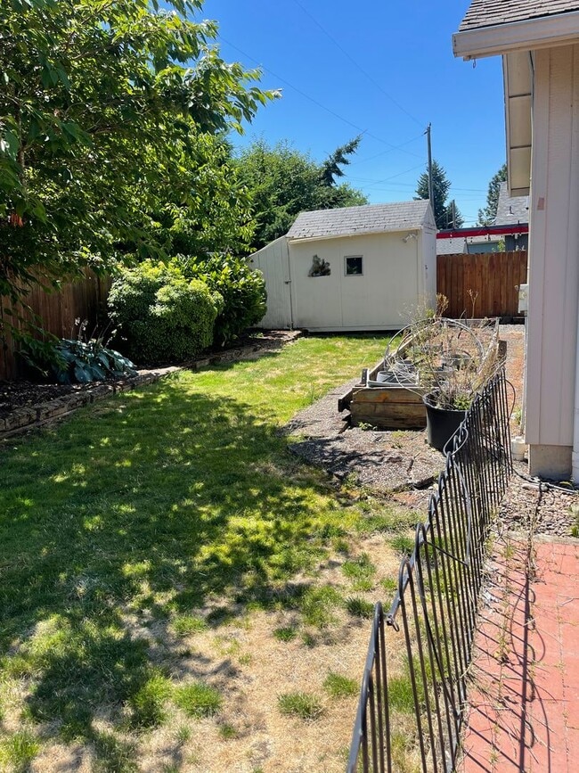 Photo - Charming Three Bedroom Pet Friendly Home in Lebanon Or!