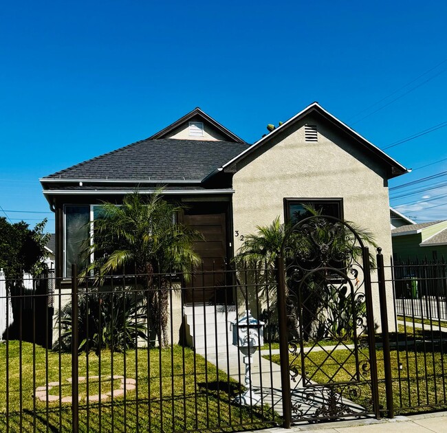 Building Photo - Two Bedroom Home with Enclosed Yard for Re...