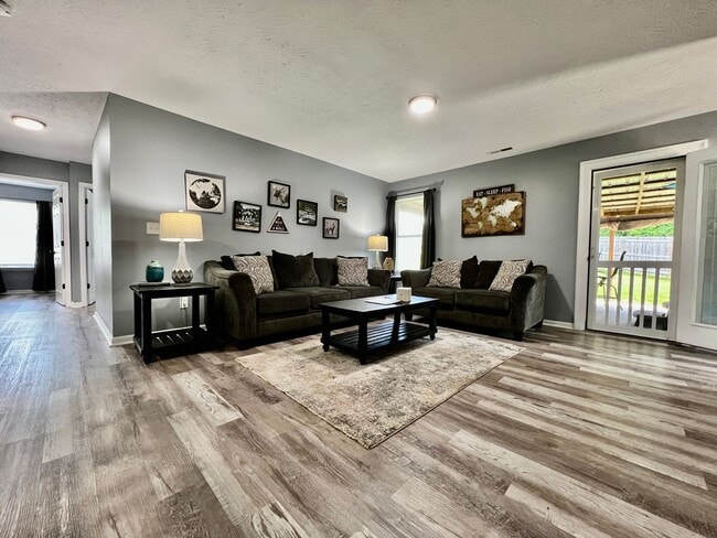 Photo - 3 bedroom home w/ privately fenced yard + hot tub.