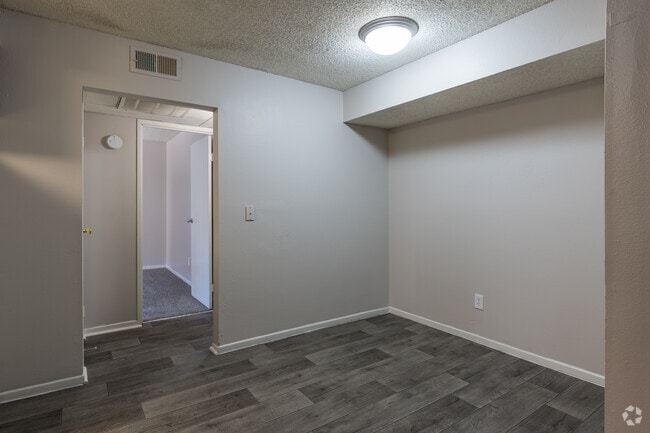 1BR, 1BA - 680SF - Dining Area