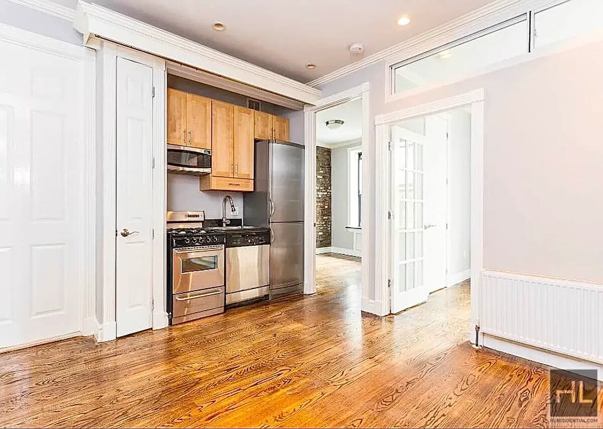 E 1ST ST. - E 1ST ST. Unidad 3R