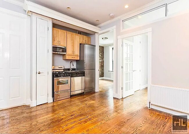 Building Photo - E 1ST ST. Unit 3R