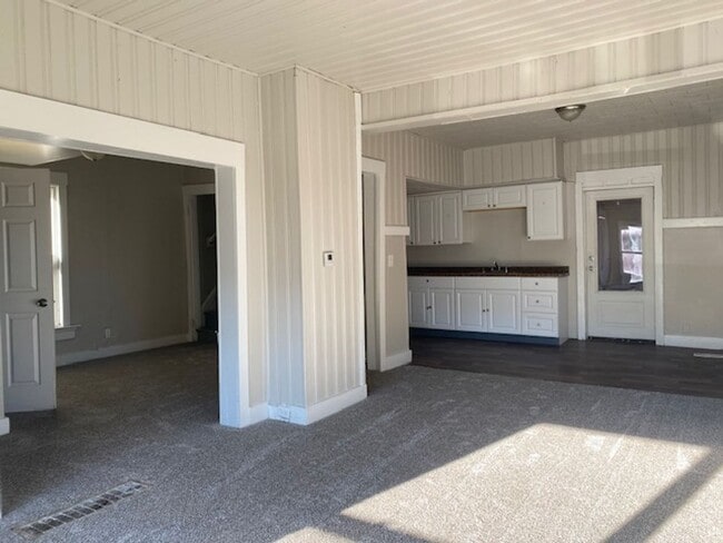 Photo - *MOVE IN SPECIAL"- Half off 3rd month's re...