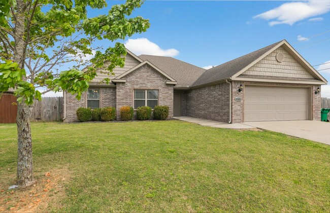 Building Photo - Great 4 Bedroom homes close to Bentonville West