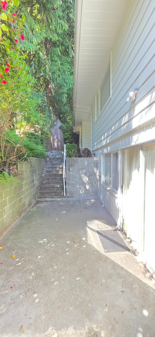 Photo - 1895 Rosebery Av