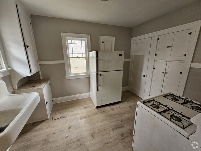 Building Photo - 836 W Forest Ave Rental