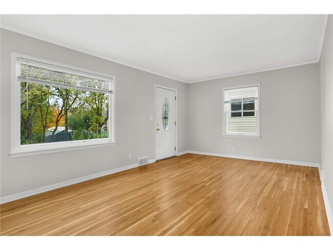 Photo - 2336 Ives Ln N