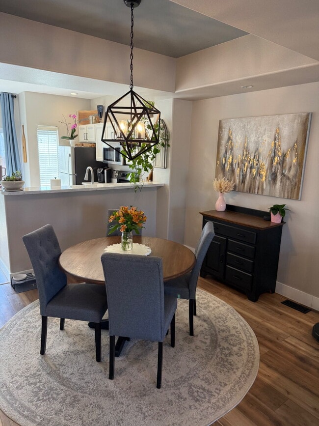 Photo - "Charming 2-Bed Townhouse in Littleton: Spacious 1,256 Sq Ft with 2 Full Baths & 1 Half Bath!" Unidad #D
