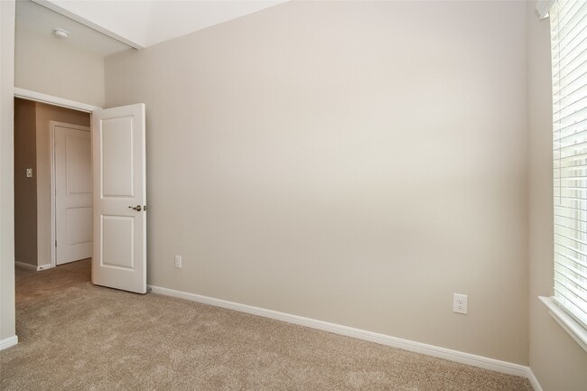 Photo - 18732 Lake Harbor Ct Unit B