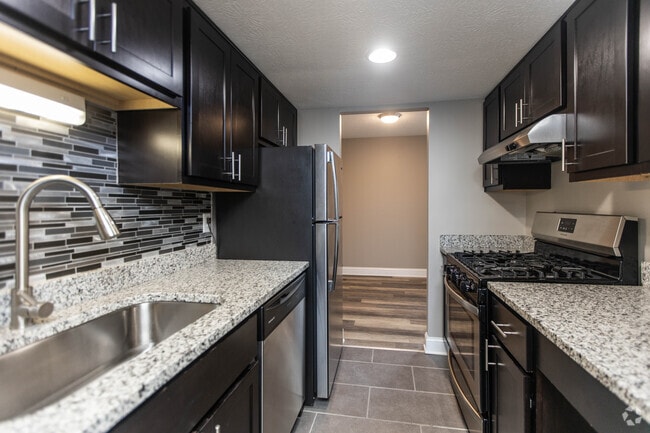 1BR, 1BA - 750 SF