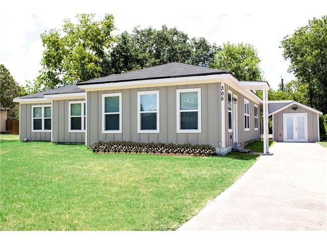 Building Photo - 305 Gilchrist Ave