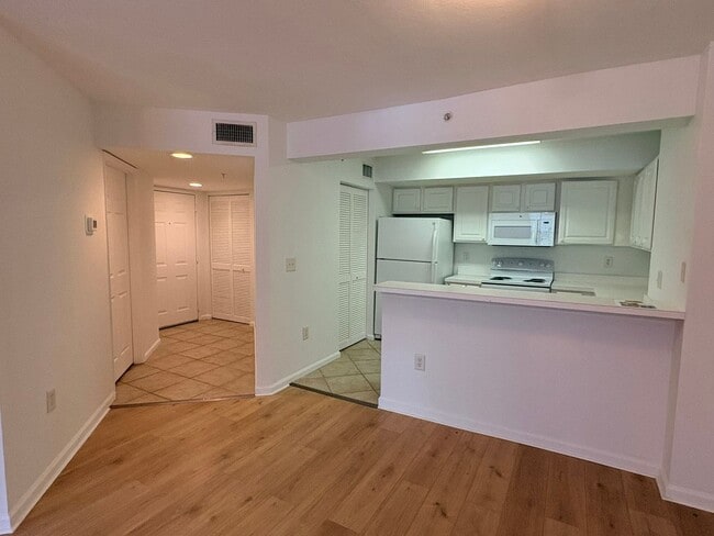 Building Photo - The Residence 4127-411 Unit Residence 4127-411