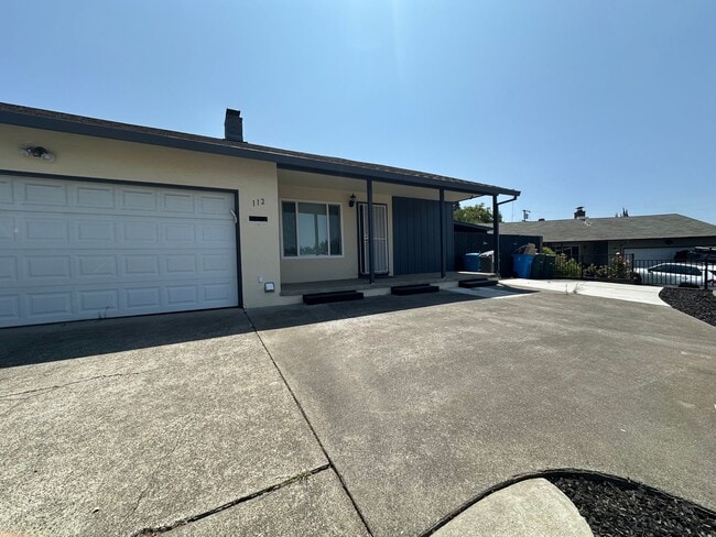 Charming & Cheery 3-Bedroom 2bathroom home... - Charming & Cheery 3-Bedroom 2bathroom home...