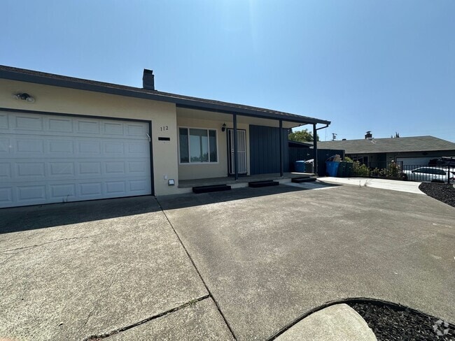 Building Photo - Charming & Cheery 3-Bedroom 2bathroom home...