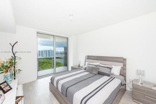 Photo - 16385 Biscayne Blvd