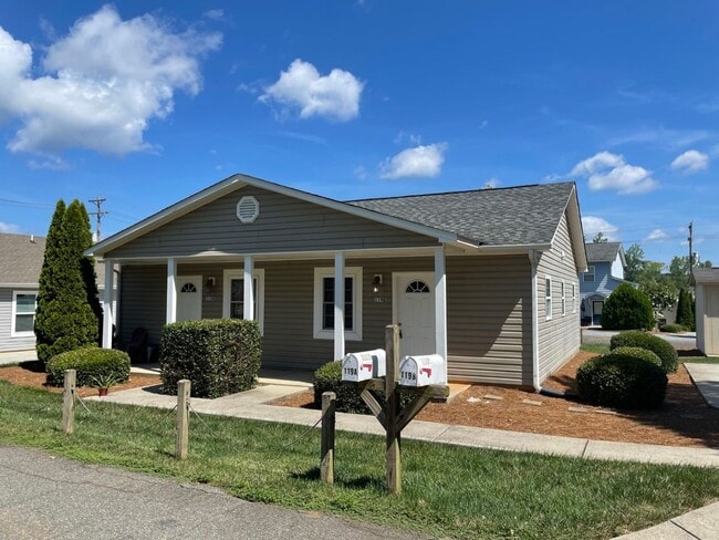 Photo - 1 Bedroom 1 Bath Duplex Cute and charming area in the heart of Huntersville... perfect for single...