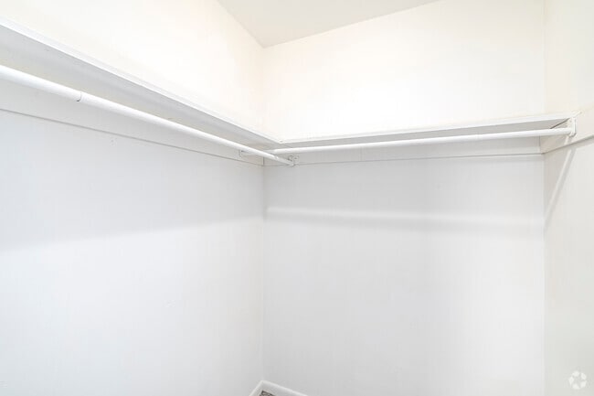 1 habitación, 1 baño - 635 pies cuadrados - Armario