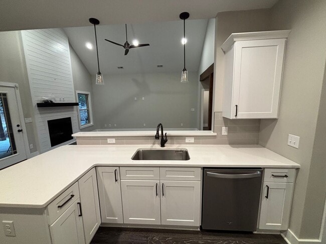 Photo - Stunning 4-Bedroom Home in Piney Flats with Mountain Views