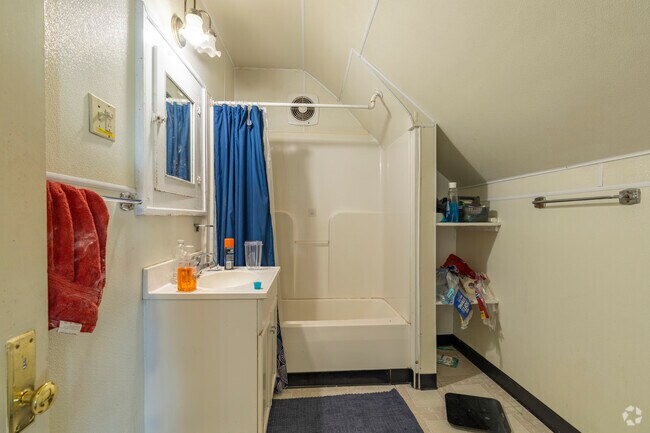 4BR, 2BA - 3,911SF - Bathroom 2
