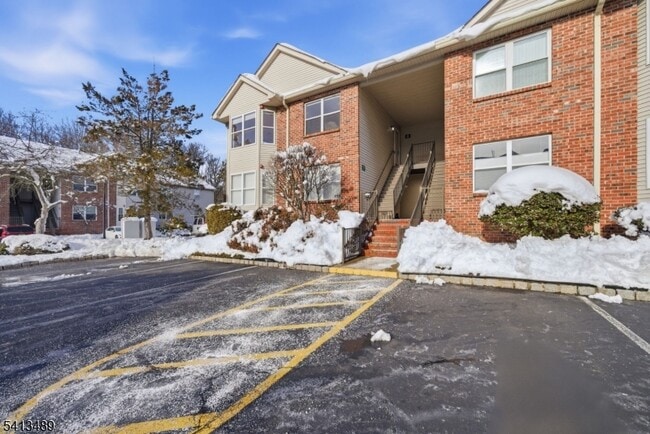 Building Photo - 8 Jennifer Dr