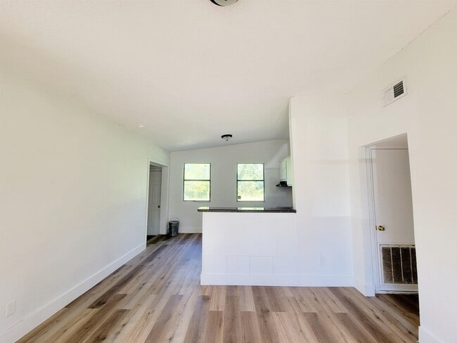 Photo - 906 N Veterans Dr