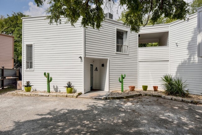 Building Photo - 1122 Bluebonnet Ln