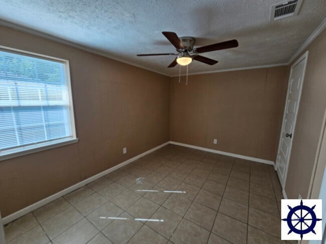 Photo - 715 E 13th St