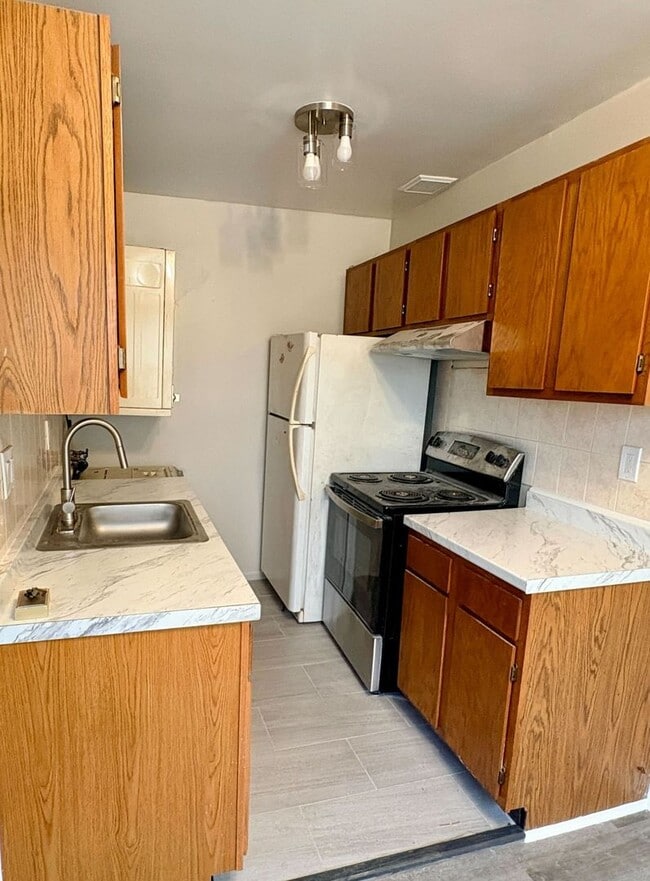 Building Photo - Modern 1-Bedroom Condo in Congress Heights... Unit 43