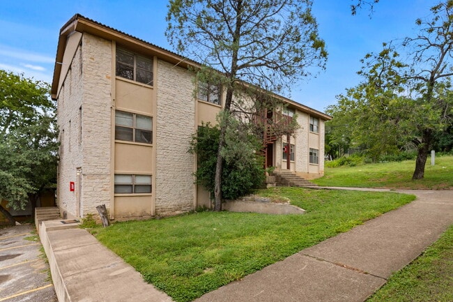Building Photo - "Spacious 2-Bed, 2-Bath Oasis in the Heart... Unit APT 7