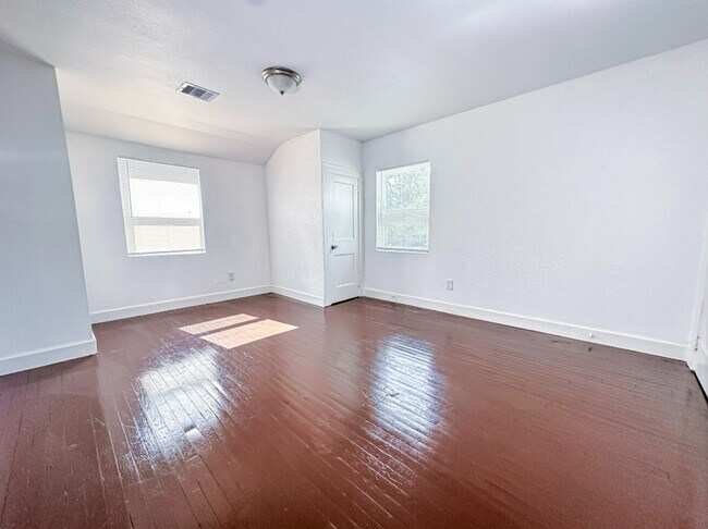 Photo - 2555 Pierce St