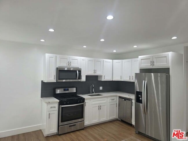 Building Photo - 1922 Vista Del Mar Ave Unit 3