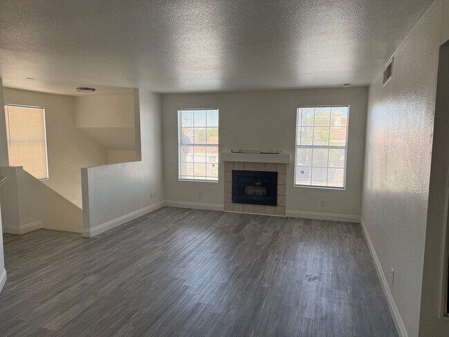 Photo - Beautiful 2-Bedroom Condo with Fireplace & Community Pool Near Cheyenne Freeway Unidad 203