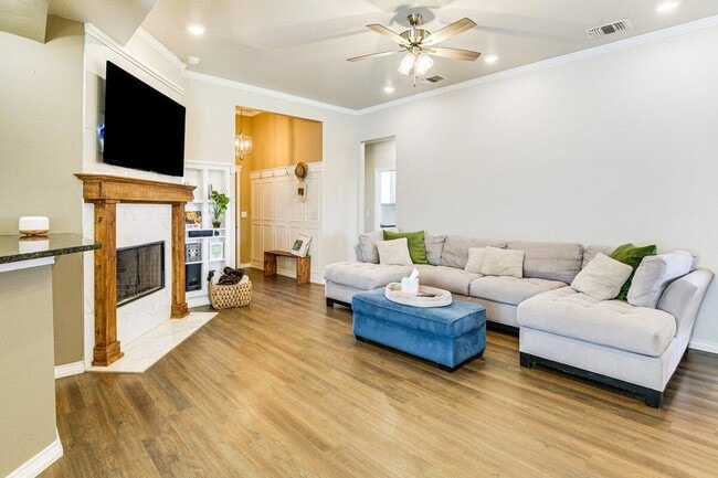 Photo - 806 E 19th St