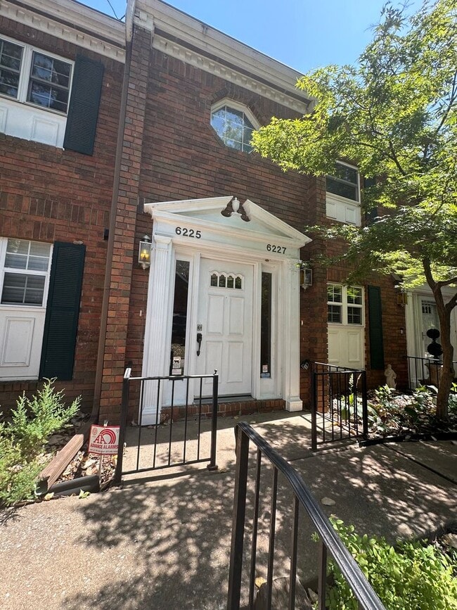 Building Photo - 2 bedroom/2 bath 2nd Floor Condo