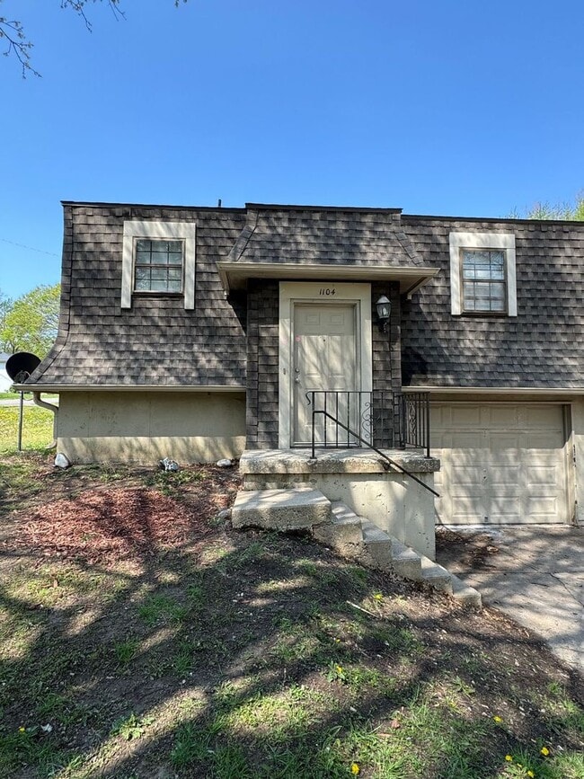 Building Photo - Coming Soon | 2 Bed Duplex with Bonus Room & Garage
