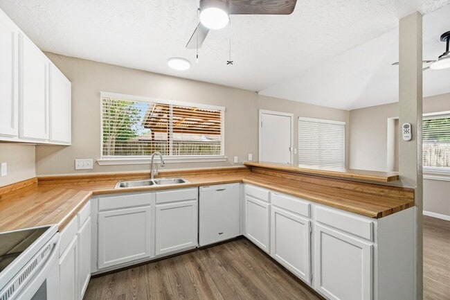 Photo - 5202 Roserock Ln