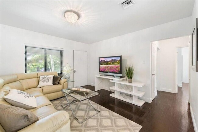 Photo - 801 NE 19th Ave