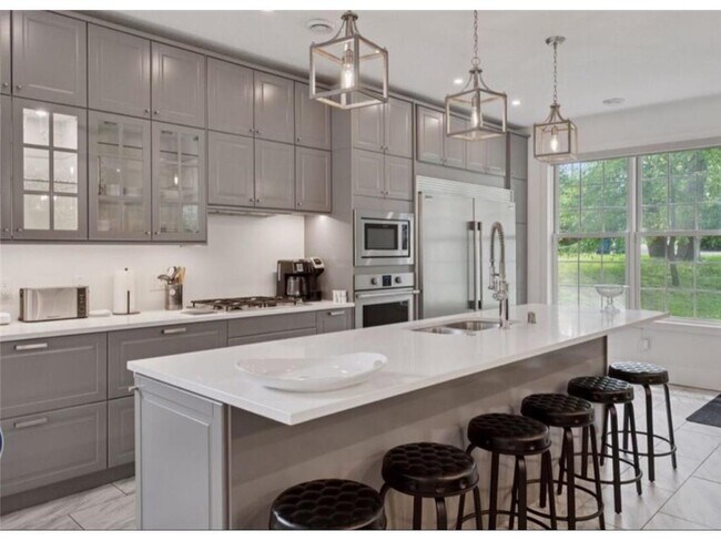 Photo - 1032 Gardner St E