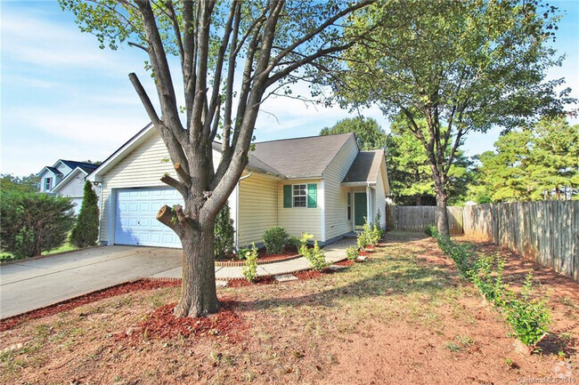 Building Photo - Room in House on Tom Hunter Rd